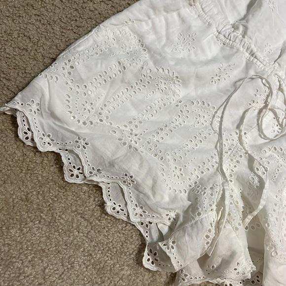 Ann Taylor White embroidered romper - Picture 3 of 4